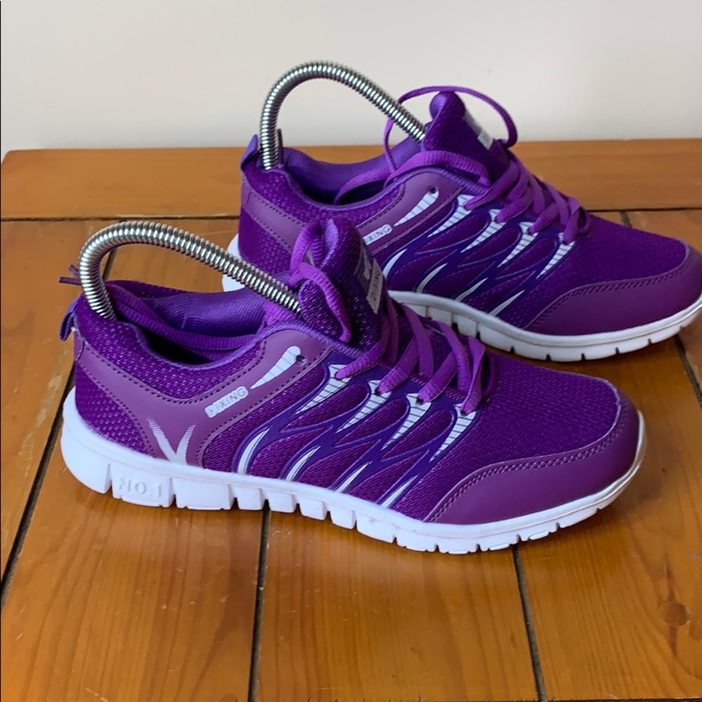 Women’s 6.5 light weight athletic shoe